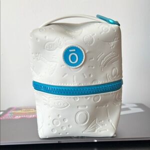 Ō White and Blue essential oil carrier
